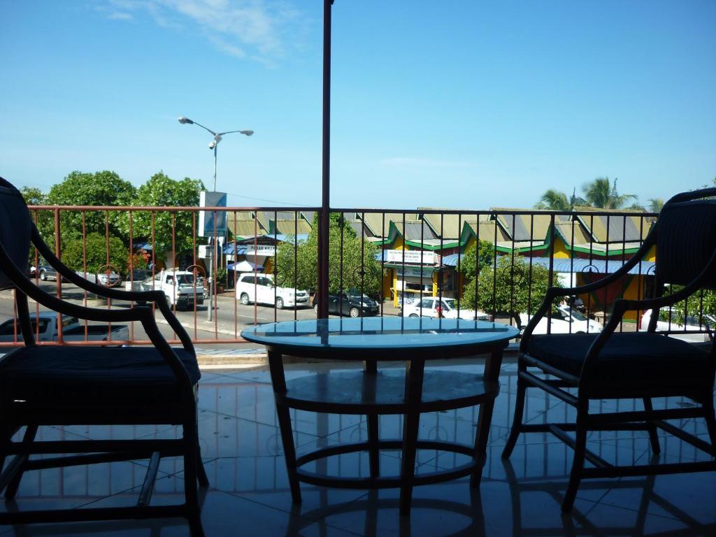 J &J Hotel Кота-Кинабалу Экстерьер фото